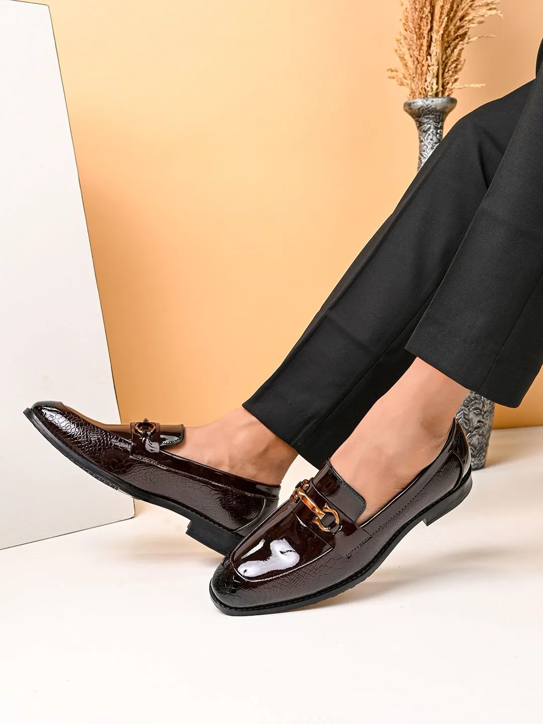 INVICTUS Men Textured Leather Formal Loafers